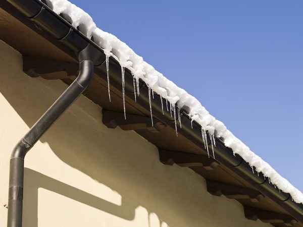 Winter Hazards: Understanding the Dangers of Ice Dams for Your Roof
